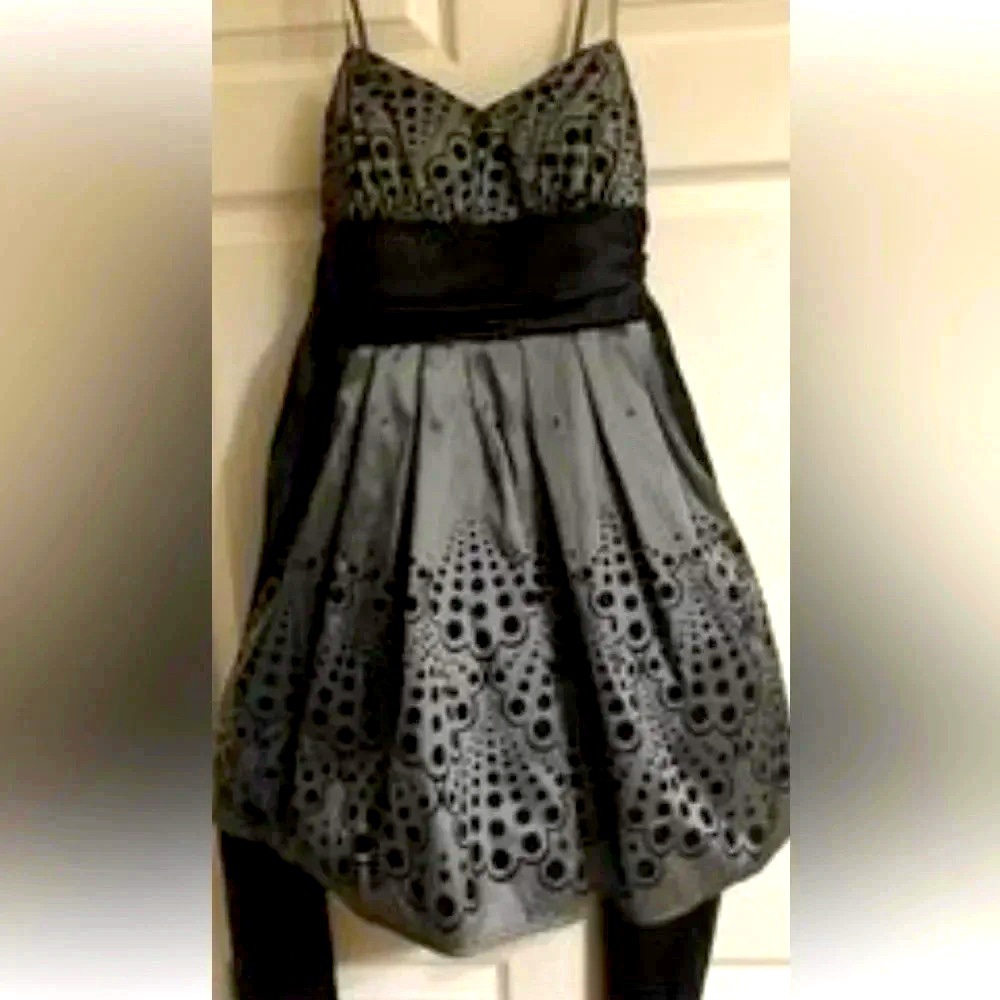 Women’s B.Darlin Black And Gray Party
Prom Dress sleeveless with bow Size 7-8